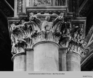 Pfeilerkapitell mit Akanthusornamenten, Köpfen und weiblichen Figuren