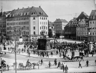 Dresden-Neustadt. Neustädter Markt mit Reiterstandbild Augusts des Starken. Blick nach Nordost in die Kasernenstraße