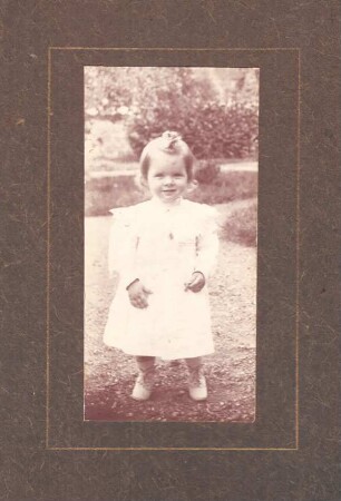 Foto kleines Mädchen im Freien