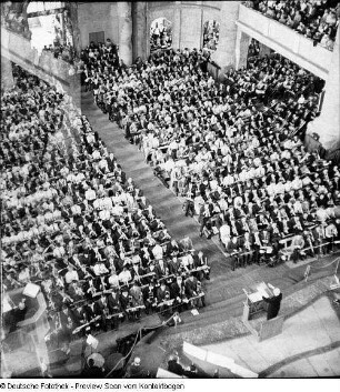 Kreuzkirche, Orgel, Spieltisch, Pfeifenwerk. Kreuzchor unter Leitung von Martin Flämig ab 1971. Hofkirche, Orgel von Silbermann, vollendet von Hildebrandt