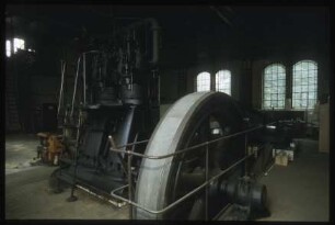 Bahnbetriebswerk Wustermark, 2-zylindriger Dieselmotor mit einer Leistung von 100 kW von der Breslauer Maschinenbau A. G. von 1907, in Betrieb bis 1978 (Schwungraddurchmesser 320 cm, Höhe insgesamt 380 cm)