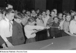 Kinder beim Bogen schießen