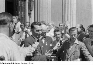 Jean Frédéric Joliot-Curie (2.v.l.) mit weiteren Teilnehmern der Tagung des Weltfriedensrates