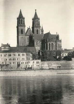 Magdeburg. Magdeburger Dom (1363 geweiht). Ansicht von Südosten über die Elbe