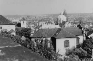 Blick vom Platz vor der Burg (Hradschin), im Hintergund die Kuppel der Nikolauskirche auf der Kleinseite
