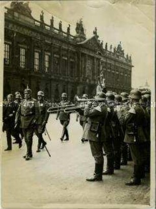 Reichspräsident von Hindenburg auf dem Weg zur Einweihung des Ehrenmals (Neue Wache) Unter den Linden