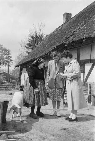Sorbische Volkstanzgruppe. Zwei Frauen und Bäuerin auf einem Bauernhof