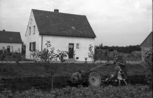 Nierswalde: Siedlung C; Motorpflug und Siedlungshaus