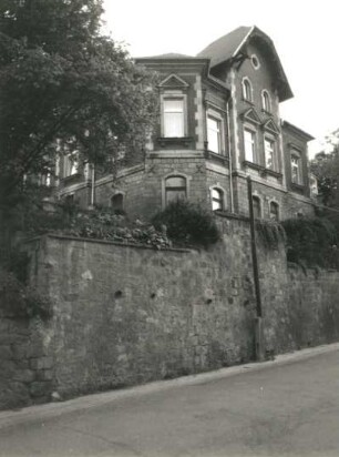 Dresden-Cossebaude, Eichbergstraße 3. Villa (1891/1900). Rückseite mit Bruchstein-Stützmauer von Nordosten (von der Breitscheidstraße)
