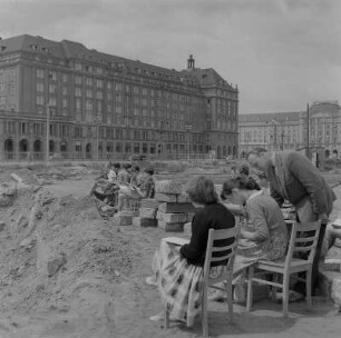 Dresden. Zeichenklasse auf der Ernst-Thälmann-Straße