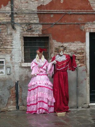 Zwei Straßenkünstler posieren vor einem desolaten Haus im Stadtteil san Marco von Venedig
