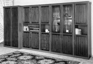 Anbauwand : Leipzig. Leipziger Herbstmesse, 1986. Anbauwand. Holz, folienbeschichtet in Mahagonioptik (1986; VEB Möbelkombinat Zeulenroda-Triebes (ZEUTRIE))