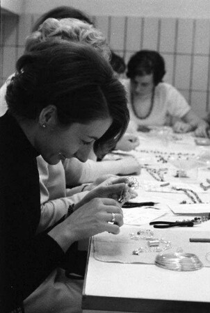 Zweiter Kurs zur Herstellung von Silberarbeiten für junge Mädchen im Freizeitheim "E 39".