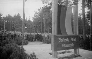 Eröffnung der Friedrich-Wolf-Oberschule in Boock / Kreis Uecker-Randow (Mecklenburg) : Feierliche Enthüllung des Namensschildes