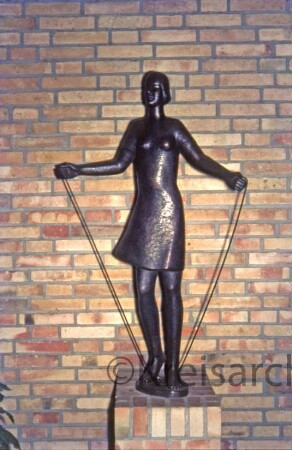 Kunst am Bau: Bronzeplastik "Mädchen mit Springseil"