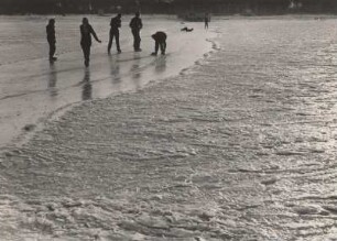 Die Außenalster im Winter. Menschen befinden sich auf dem Eis der Fahrrinne
