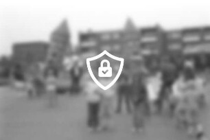 Sommerfest: EKZ Grenzweg, Neuschönningstedt: Besucher: Hüpfburg im Hintergrund: regnerisches Wetter: 02. [Name maskiert]