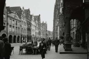 Münster, Prinzipalmarkt : Münster. Prinzipalmarkt mit Stadtweinhaus und Stadt- und Marktpfarrkirche St. Lamberti. Westseite von den Rathausarkaden von Süden