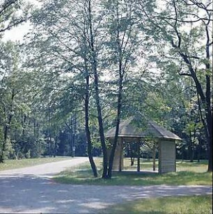 Hansjakob, Gottfried; München - Oberföhring; Isarinsel - Spazierweg, Weggabelung mit Pavillon