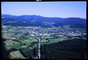 Gundelfingen: Gesamtbild [Luftbild] von Westen, mit Schwarzwald