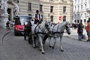Fiaker an der Hofburg : An der Hofburg fährt ein Fiaker entlang. Aufgenommen in Wien am 2. September 2009
