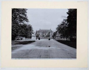 Das Palais im Großen Garten in Dresden nach Osten aus der Hauptallee mit den Kentaurenskulpturen von Antonio Corradini