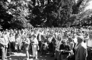 32. Tagung 1982 Physiker; Mainau: Blick über die Menschenmenge: mittig Ehepaar Brattain
