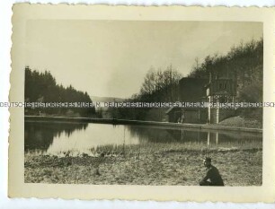 Soldat blickt auf einen Teich