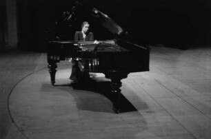 Gastspiel eines russischen Ballett- und Künstlerensembles in der Deutschen Staatsoper Berlin : Pianistin Tatjana Nikolajewa am Piano