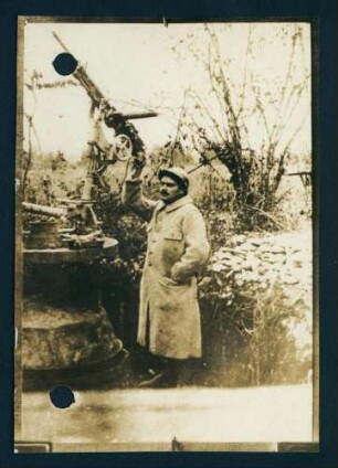 Foto eines französischen Fliegerabwehr-Maschinengewehrs mit einem Soldaten