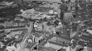 Dresden-Altstadt. Postplatz, Zwinger und Theaterplatz von Süd. Luftbild-Schrägaufnahme
