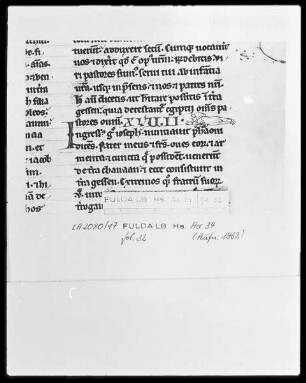 Biblia latina, pars 1 — Ein auf dem Bauch liegender Mönch, Folio 32recto