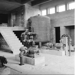 Klein Barnitz: Wasserwerk Klein Barnitz des Wasserbeschaffungsverbands Reinfeld-Land: Rohbau: Innenansicht des Maschinenraums mit Druckkessel, Filteranlagen und Pumpen