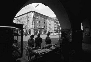 Rosenheim: Max-Joseph-Platz, Blick aus Kolonnade