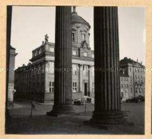 Potsdam, Durchblick von der Nikolaikirche zum alten Rathaus