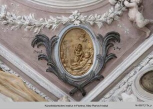 Stuckdecke mit Putti : Reliefmedaillons mit szenischen Puttendarstellungen : Weintrinkende Putti