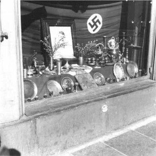 Dresden, Metallsammlung 1940. Ein mit Spenden, Hitlerportrait und Hakenkreuzfahne ausgeschmücktes Schaufenster in Dresden