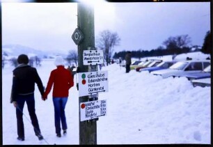 Schauinsland: Autoparkreihe an der Passstraße [im Vordergrund Wanderwegweiser]