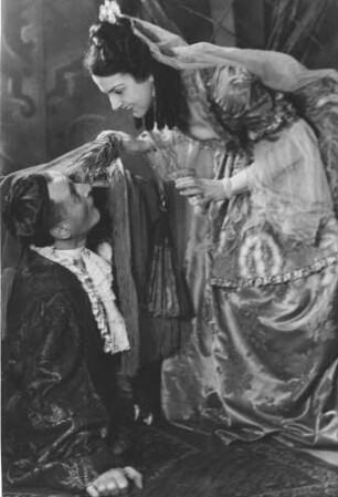 Hamburg. Die Schauspieler Jutta von Oppermann und Willy Maertens während einer Aufführung der Komödie "Tartüff" im Thalia-Theater 1946
