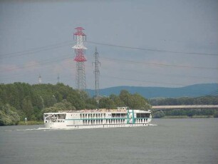 Tull - Donauschiff und Hochspannungsleitung : Eine moderne Straßenbrücke führt bei Tulln über die Donau, aufgenommen am 12. Juni 2011