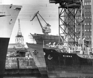 Hamburg-Finkenwerder. Deutsche Werft. Schiffe liegen am Kai und warten auf ihre Reparatur. Im Hintergrund liegt ein Schiffsneubau (Kühlmotorschiff "Polarstern") auf der Helling
