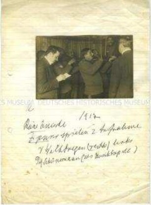 Rumänische Kriegsgefangene spielen Geige für eine Aufnahme von Wilhelm Doegen
