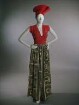 Sommerkleid und rote Turban-Kappe (Archivtitel)