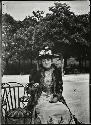 Paris. Porträt Louise Mayer auf den Champs-Elysées (?)