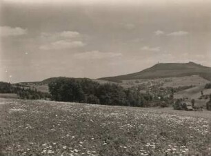 Zittauer Gebirge. Blick vom Hang des Plissenberges (Plešivec) über Krombach (Krompach) zum Hochwald