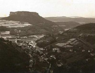 Sächsische Schweiz. Blick vom Diebskeller am Quirl auf Hütten, Königstein und den Lilienstein