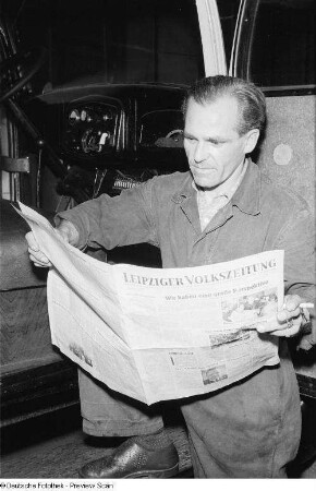 Porträt eines Arbeiters während des Lesens einer Zeitung