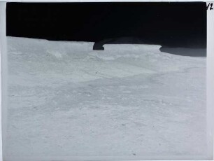 Erosionsbild: Die weiche Schicht ist unter der harten Deckschicht wegerodiert