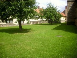 Kirchhof im Norden nach Osten mit Kirchhofmauer (Wehrgang mit Steinbrüstung sowie Gaden im 18 Jh nach Auflassung des Kirchhofes abgetragen)