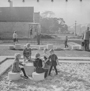Kinder auf Spielplatz in Köpenick, 1969. SW-Foto © Kurt Schwarz.